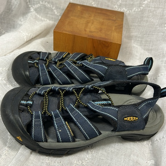 Keen waterproof Newport sandals almost new - Picture 10 of 11